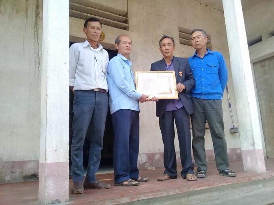 Tử tù Hàn Đức Long nhận Huy hiệu 30 năm tuổi Đảng - 1 Ông Tống Minh Đức, Phó Bí thư Đảng ủy xã Phúc Sơn, trao tặng Huy hiệu 30 năm tuổi Đảng cho ông Hàn Đức Long