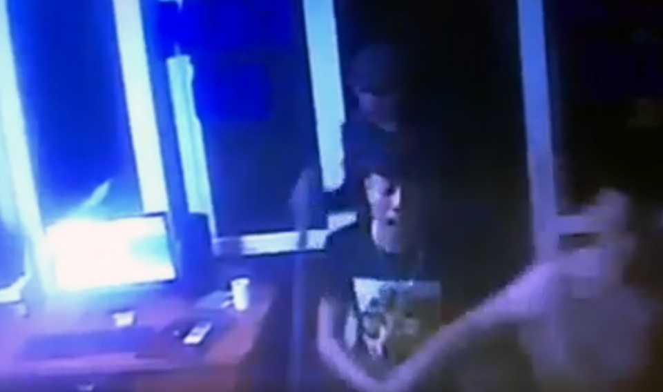 Các đối tượng hung hăng xông vào đập phá đồ đạc. (Ảnh cắt từ clip)