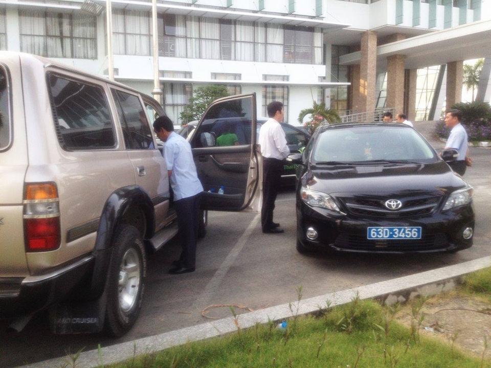 Chạy hàng trăm cây số đi họp, đến nơi mới biết... hoãn họp? - 2
Nhiều đại biểu sáng nay đi hàng trăm số đến nơi mới biết hoãn họp.