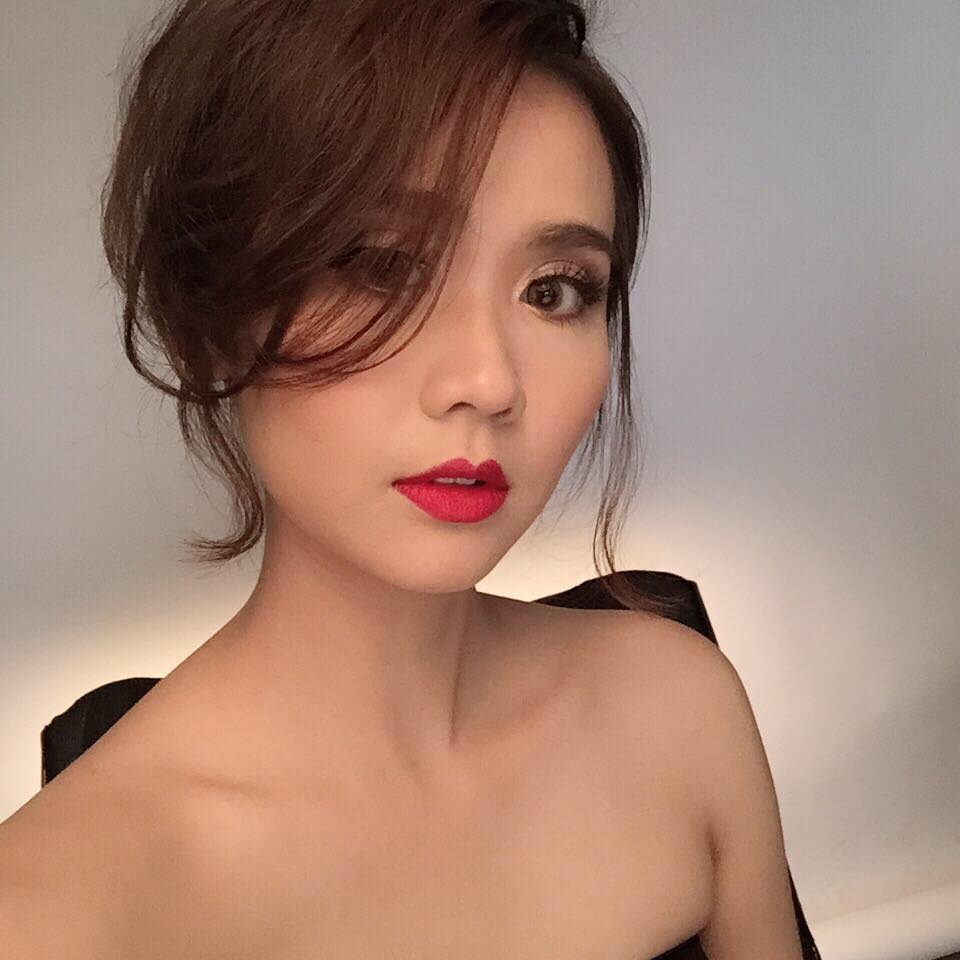 Nóng chuyện sao Việt lộ ảnh “giường chiếu”, mối tình “em yêu chị” hơn 12 tuổi - 10 Khi được hỏi: “Xinh đẹp và nổi tiếng, sao chị lại không chọn yêu và cưới… đại gia”, Huyền Lizzie đáp: “Yêu đại gia liệu đã tốt? Đại gia có tiền nhưng không có tình. Huyền chọn chồng vì anh yêu và chiều mình, vì tính cách anh hiền lành. Và mình yên tâm anh chỉ là của mình thôi. Nhìn người khác giàu có sang chảnh cũng thèm, nhưng những cơn thèm đó cũng chỉ thoáng qua trong đầu thôi. Người ta đi xe sang, mình đi xe bình thường là vui rồi”.