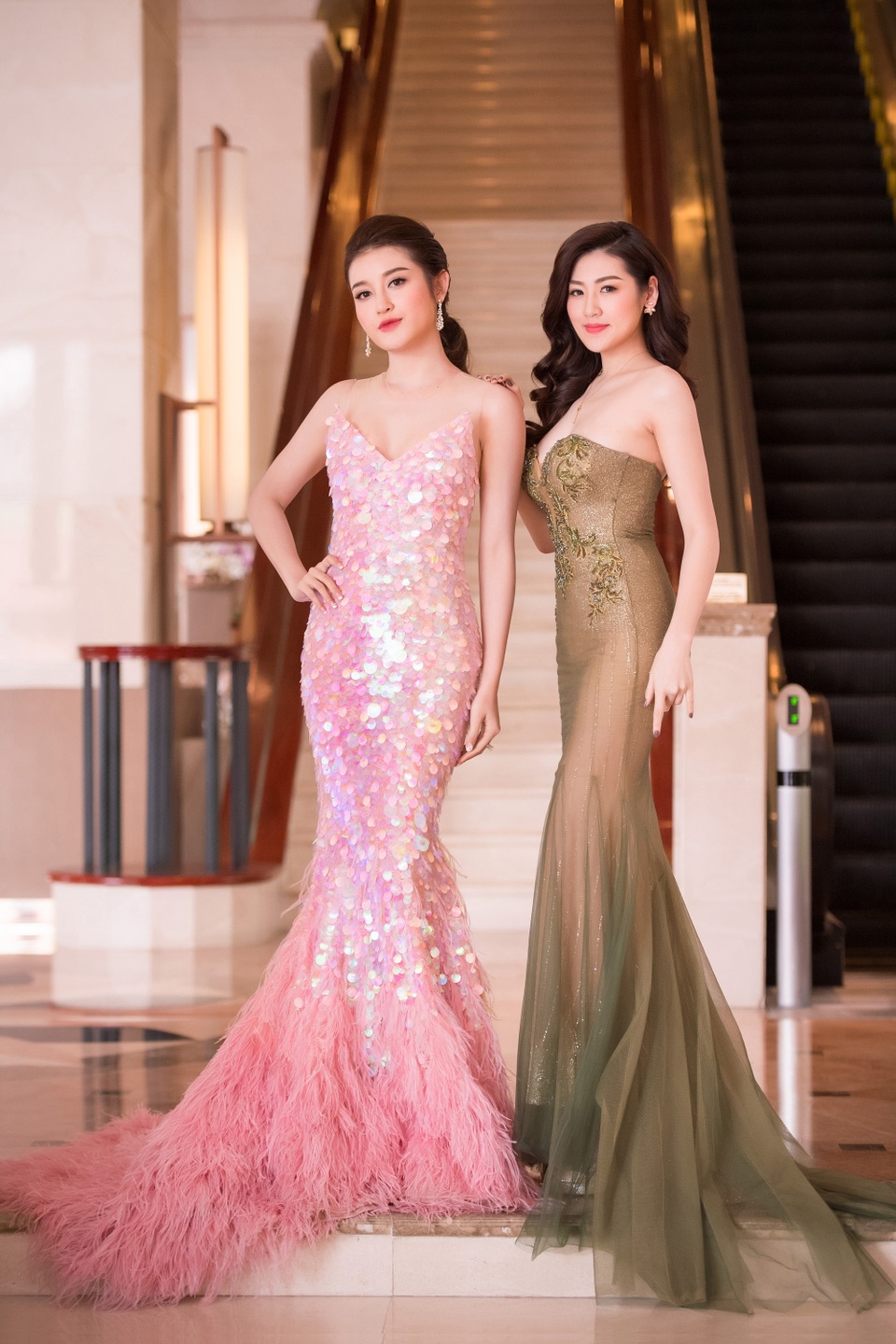 Tú Anh và Huyền My đọ vẻ gợi cảm cùng váy cúp ngực, khoe vai trần - 2 Tú Anh và Huyền My thường được mời đồng hành trong nhiều sự kiện vì mối quan hệ hòa hảo giữa hai người đẹp và cả hai đều rất biết giữ hình ảnh đẹp trước công chúng, mỗi lần xuất hiện đều đầu tư khoản ăn mặc và trang điểm sao cho phù hợp và nâng tầm của sự kiện đẳng cấp.