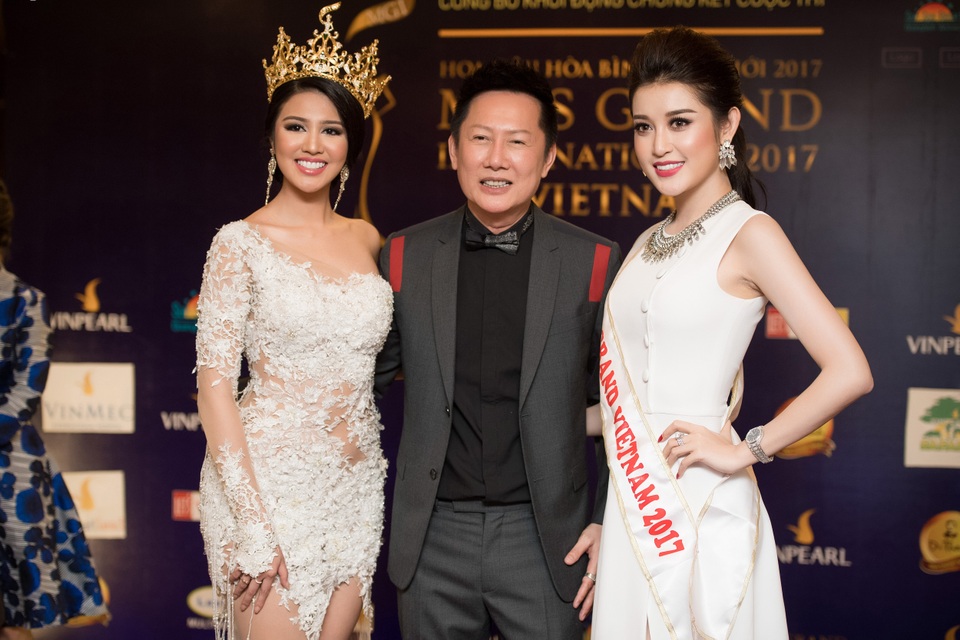 Á hậu Huyền My tặng nón lá cho top 5 Miss Grand International 2017 - 6 Huyền My chụp ảnh cùng top 5 Miss Grand International 2016 và Chủ tịch cuộc thi.