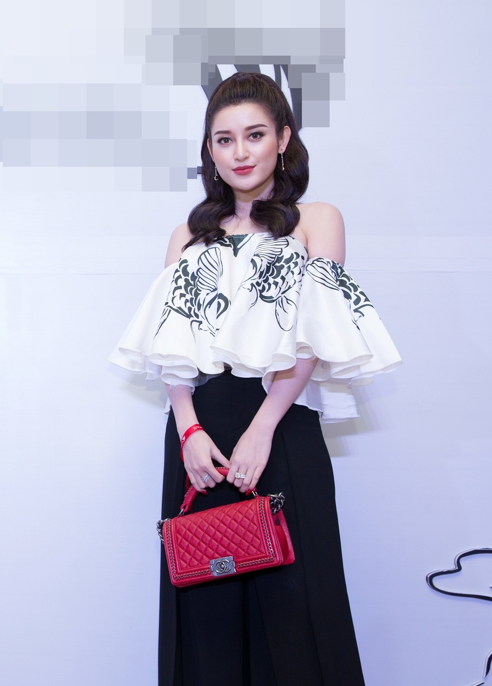 Á hậu Huyền My chọn phong cách trẻ trung với áo trễ vai, in họa tiết The Glitter Fish - hình tượng chú cá vàng mơ mộng. Cô cho biết, trong thời gian tới sẽ tích cực thay đổi hình ảnh gợi cảm, quyến rũ hơn để phù hợp với tiêu chí cuộc thi Hoa hậu Hòa bình Thế giới.