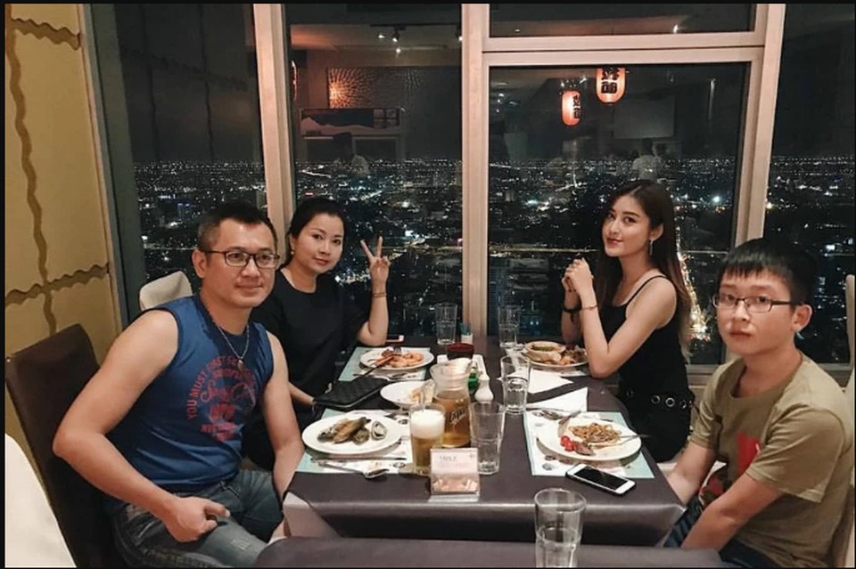 Bảo Thanh kỷ niệm ngày cưới; Trấn Thành "giả gái" quyến rũ đến... giật mình - 9 Á hậu Huyền My cùng gia đình ăn tối ở một nhà hàng sang trọng tại Thái Lan. Cô hiện đã là đại diện chính thức của Việt Nam tham gia cuộc thi nhan sắc Hoa hậu Hòa bình Thế giới