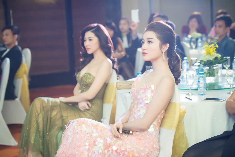 Tú Anh và Huyền My đọ vẻ gợi cảm cùng váy cúp ngực, khoe vai trần - 7 Tuy con đường đến với nghề báo hình của á hậu họ Dương có chông gai nhưng cô thừa nhận rằng mình may mắn hơn nhiều người khác vì nhờ có danh hiệu Á hậu mà cô được nhiều khán giả nhận ra, có người ủng hộ nhưng cô cũng không quên cảm ơn những khán giả khó tính chỉ ra các điểm yếu để cô còn cố gắng hơn nữa với công việc cô mơ ước.