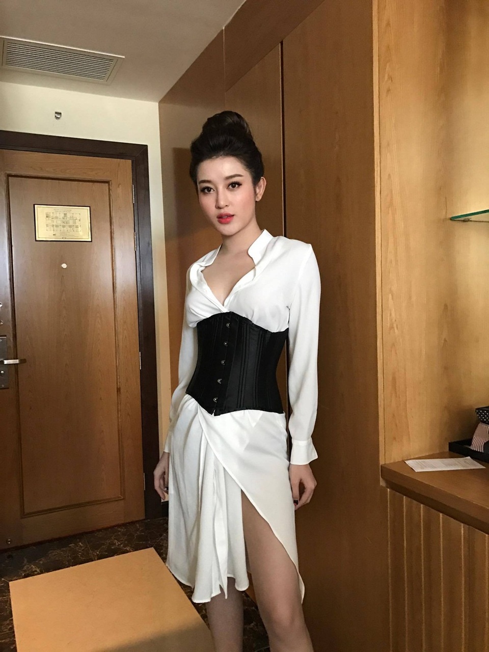 Soi bí quyết “ăn gian” vòng eo của Huyền My cùng dàn chân dài - 1 Huyền My mix corset với áo sơ mi vạt chéo tạo thành một chiếc váy đầy gợi cảm.