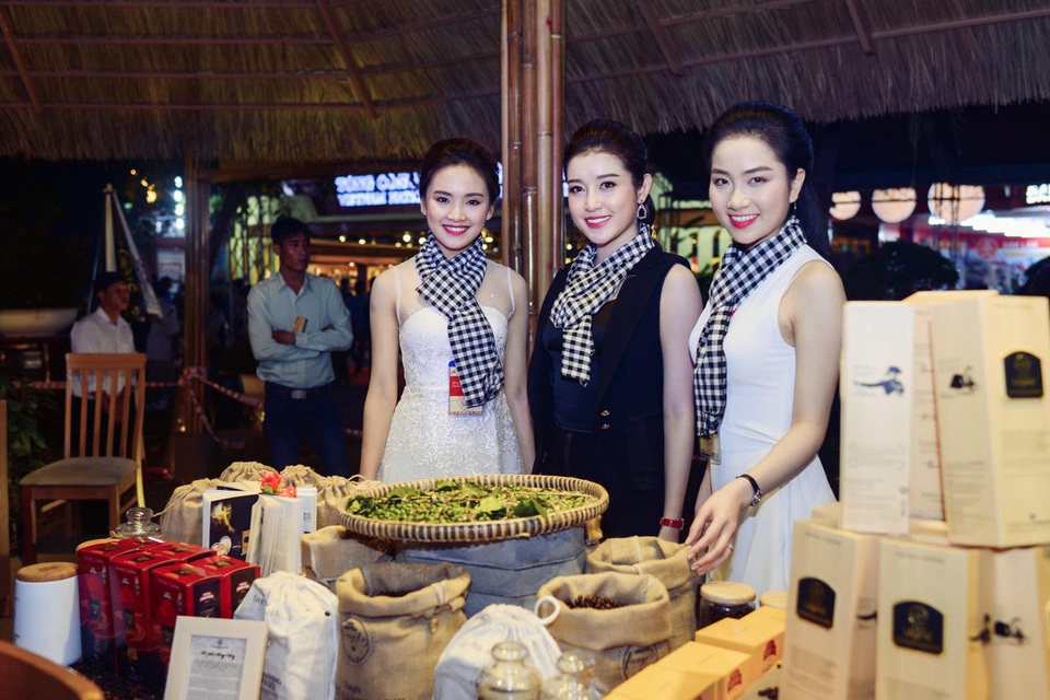 Ngọc Hân, Huyền My, Ngọc Vân bị “bao vây” ở Tây Nguyên - 4 3 người đẹp Huyền My, Tố Như và Lan Hương đứng trên xe diễu hành vẫy chào người dân Tây Nguyên bằng nụ cười rạng rỡ.