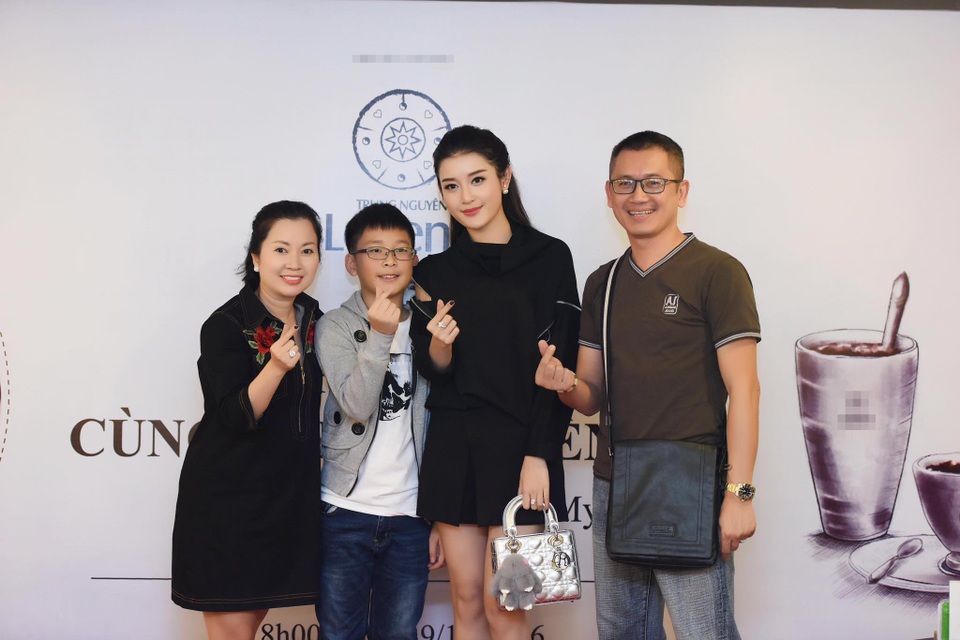 Á hậu Huyền My: “Tôi là người trẻ con, cố chấp và nặng tình khi yêu…” - 3 Huyền My cùng bố mẹ và em trai trong một sự kiện.