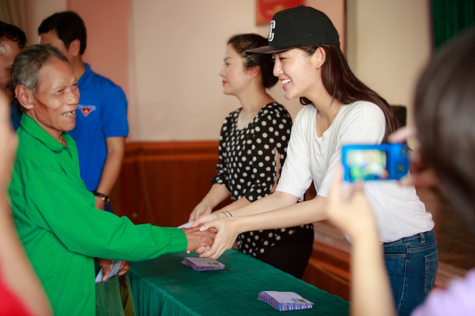 Huyền My đại diện Việt Nam dự thi Hoa hậu Hoà bình Quốc tế 2017 - 4 Huyền My và mẹ trong một chuyến từ thiện.