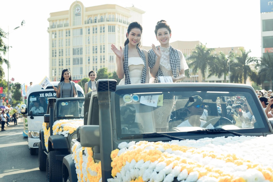 Ngọc Hân, Huyền My, Ngọc Vân bị “bao vây” ở Tây Nguyên - 3 Ngọc Hân, Huyền My, Ngọc Vân bị “bao vây” ở Tây Nguyên - 3