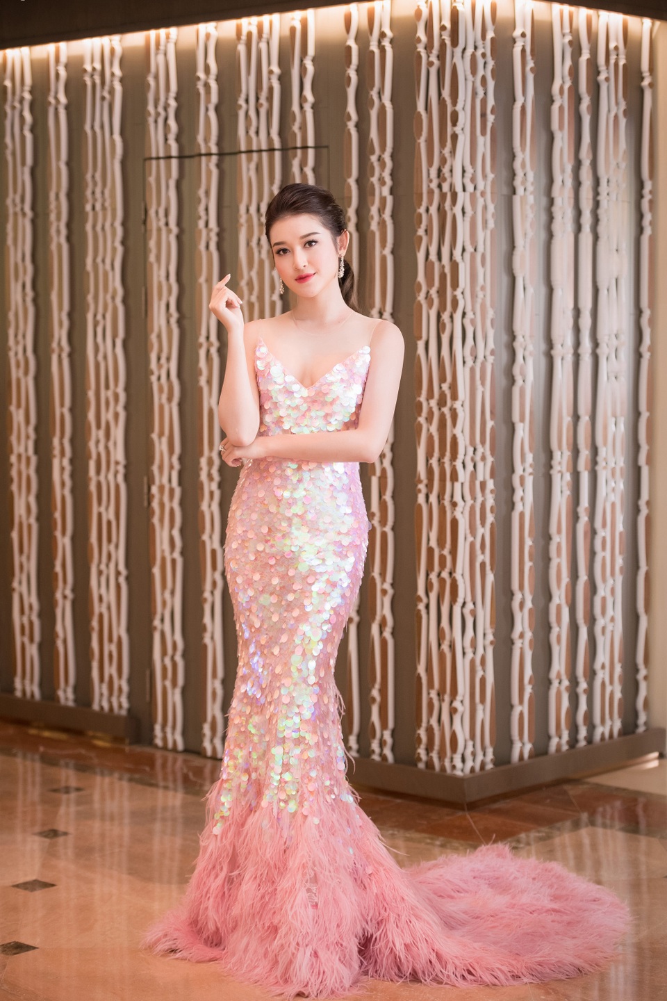 Tú Anh và Huyền My đọ vẻ gợi cảm cùng váy cúp ngực, khoe vai trần - 3
Xuất hiện tại sự kiện, Á Hậu Huyền My diện chiếc đầm màu hồng pastel được lên phom dáng tỉ mỉ và tinh tế của nhà thiết kế Lê Thanh Hòa. Huyền My trang điểm nhẹ nhàng, khoe tối đa vẻ đẹp tự nhiên đầy trong sáng và lôi cuốn. Người đẹp cũng khéo léo buộc tóc để lộ chiếc cổ ngọc cùng bờ vai gợi cảm khi diện đầm hai dây.