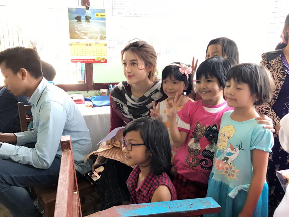 Huyền My lại bị bầm dập đầu gối khi đóng phim ở Myanmar - 7 Khán giả nhí đến xem Huyền My đóng phim.