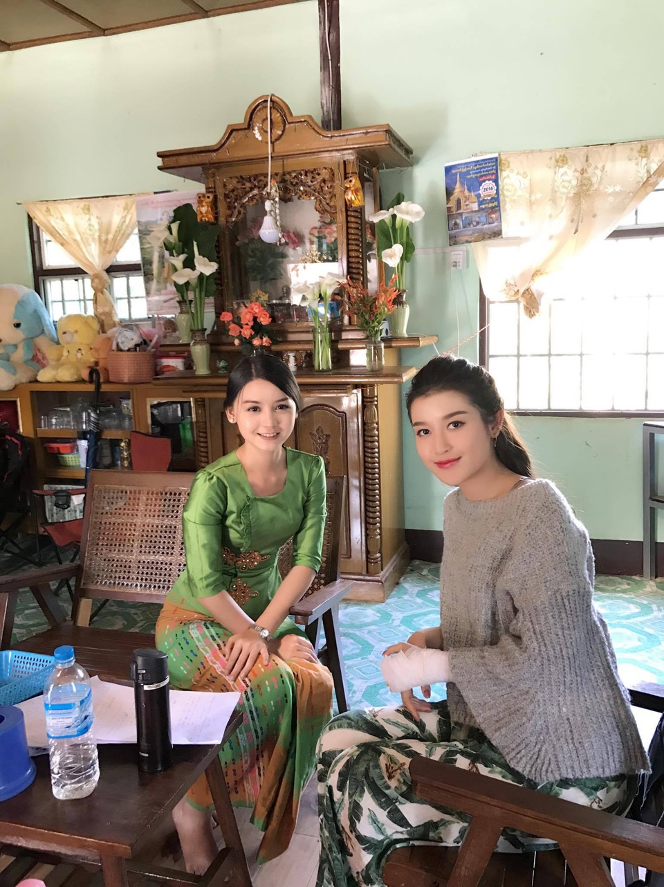 Huyền My lại bị bầm dập đầu gối khi đóng phim ở Myanmar - 1 Huyền My và Hoa hậu Siêu quốc gia Myanmar trong lúc chờ cảnh quay.