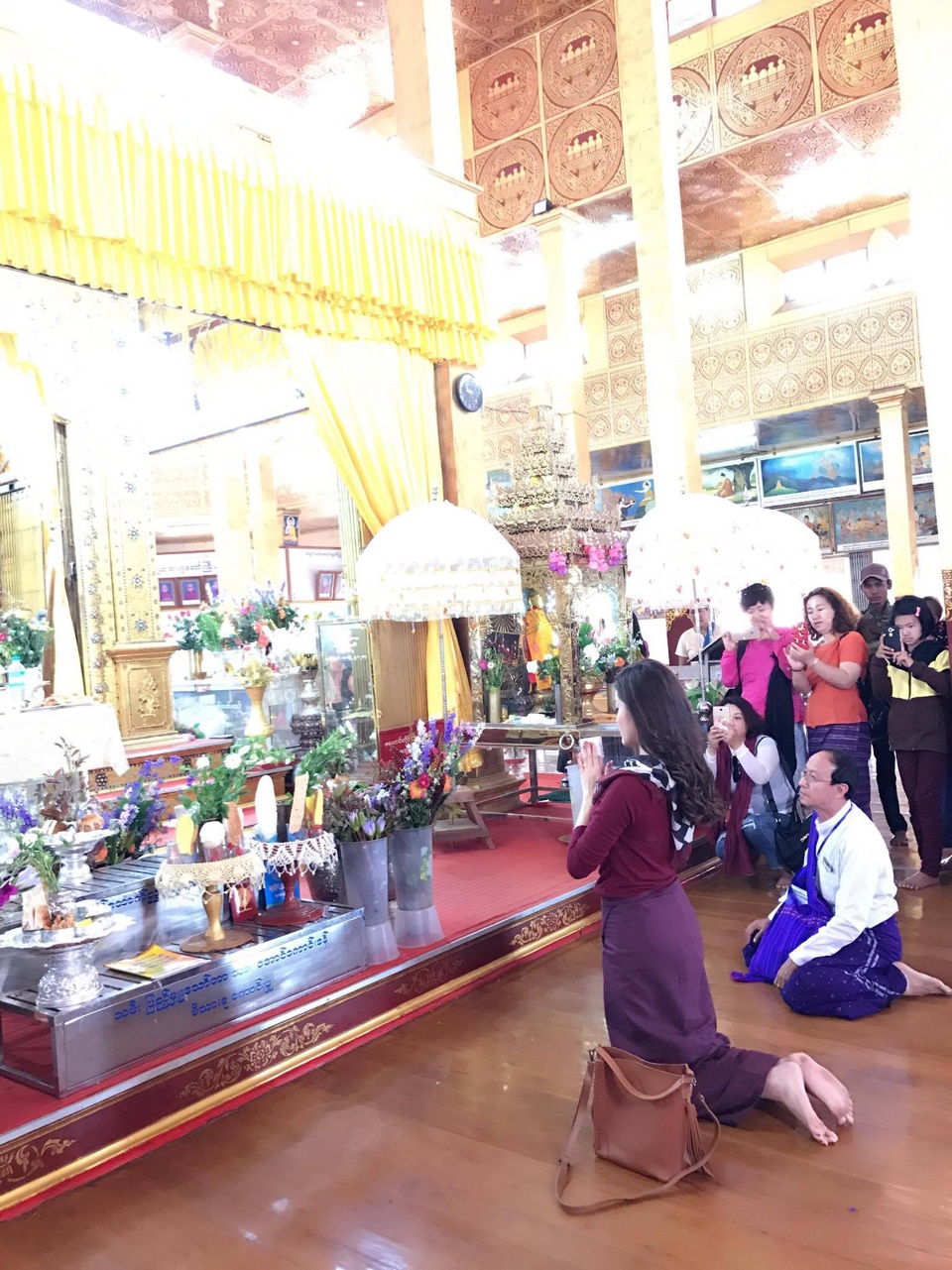Huyền My lại bị bầm dập đầu gối khi đóng phim ở Myanmar - 3 Một cảnh quay của Á hậu tại một nơi thờ tự.