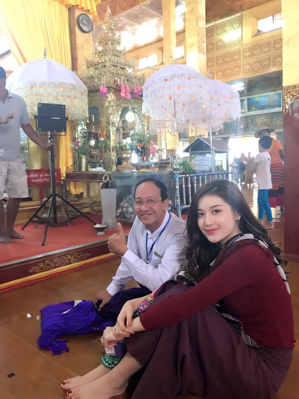 Huyền My lại bị bầm dập đầu gối khi đóng phim ở Myanmar - 6 Dù khá vất vả vì chưa quen với công việc đóng phim nhưng Huyền My vẫn rất rạng rỡ.
