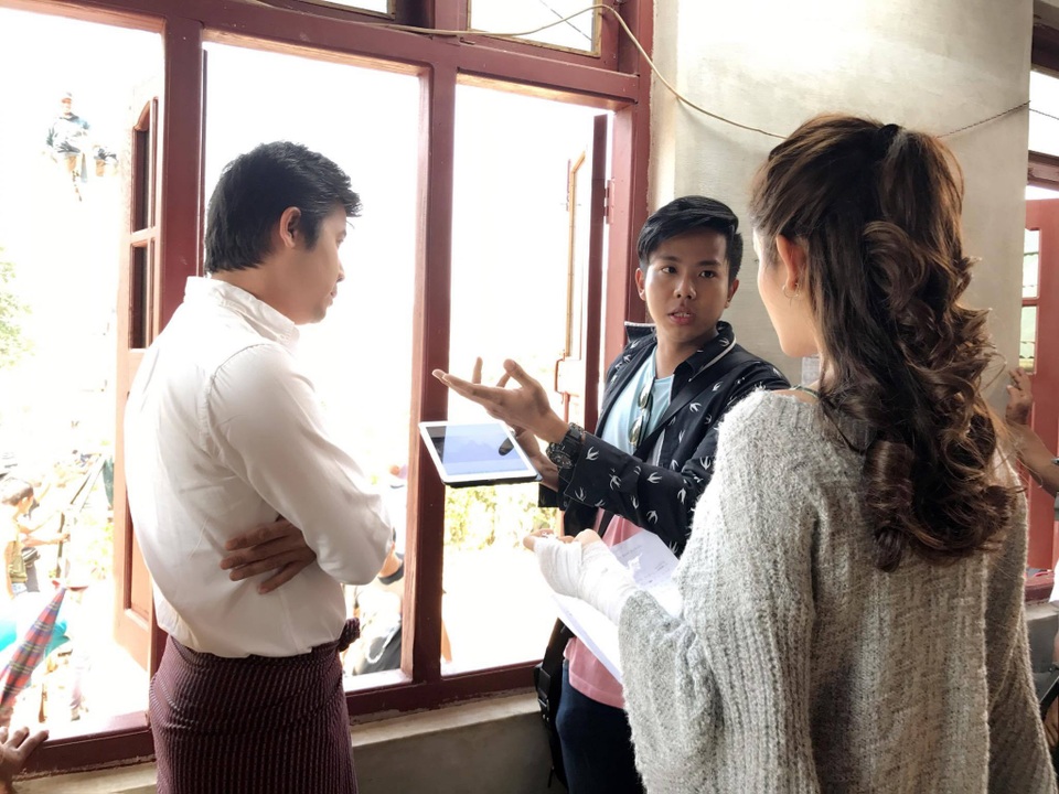 Huyền My lại bị bầm dập đầu gối khi đóng phim ở Myanmar - 2 Huyền My trao đổi kịch bản với bạn diễn nam người Myanmar và đạo diễn.