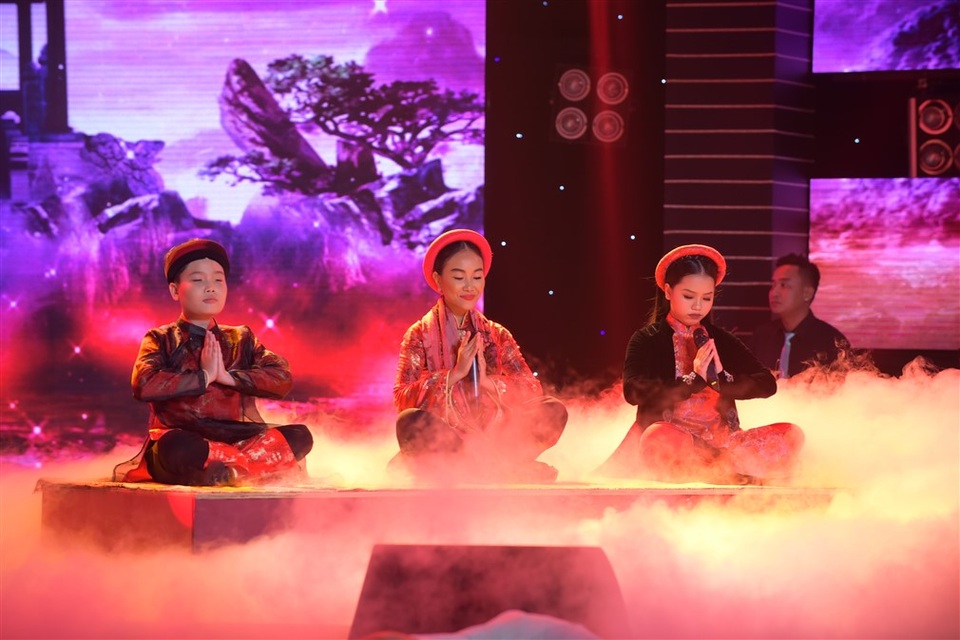 Sự cố hi hữu: Đang biểu diễn, Đoan Trang vô tình đá văng micro khỏi sân khấu - 1 Đoan Trang biểu diễn như lên đồng, hỗ trợ hai học trò Huyền Trang và Ngọc Thanh.
