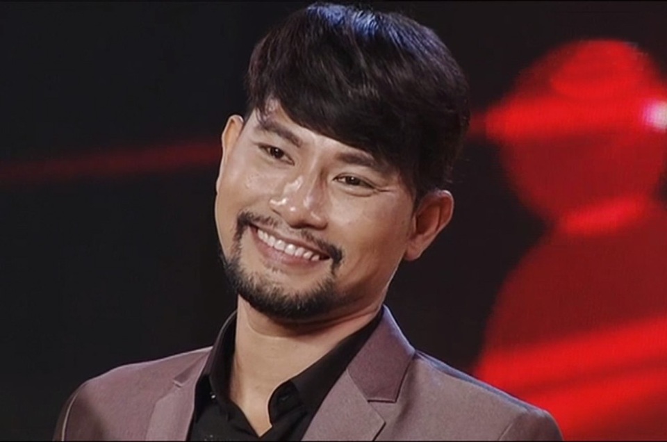 Diễn viên Huỳnh Đông chọn thể hiện một ca khúc trầm buồn của nhạc sĩ Tú Nhi Xin làm người xa lạ.