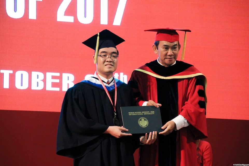 Thủ khoa đại học 22 tuổi có 5 bài báo quốc tế - 2 Minh Triết được PGS.TS Hồ Thanh Phong, hiệu trưởng nhà trường trao bằng