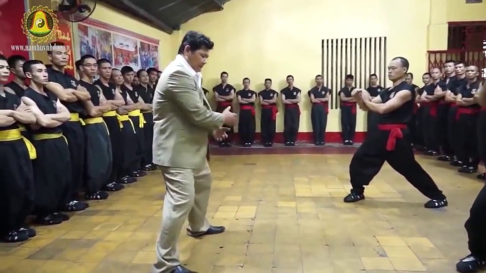 Những màn biểu diễn nội công thâm hậu của võ sư Huỳnh Tuấn Kiệt - 1 Võ sư Huỳnh Tuấn Kiệt biểu diễn nội công thâm hậu