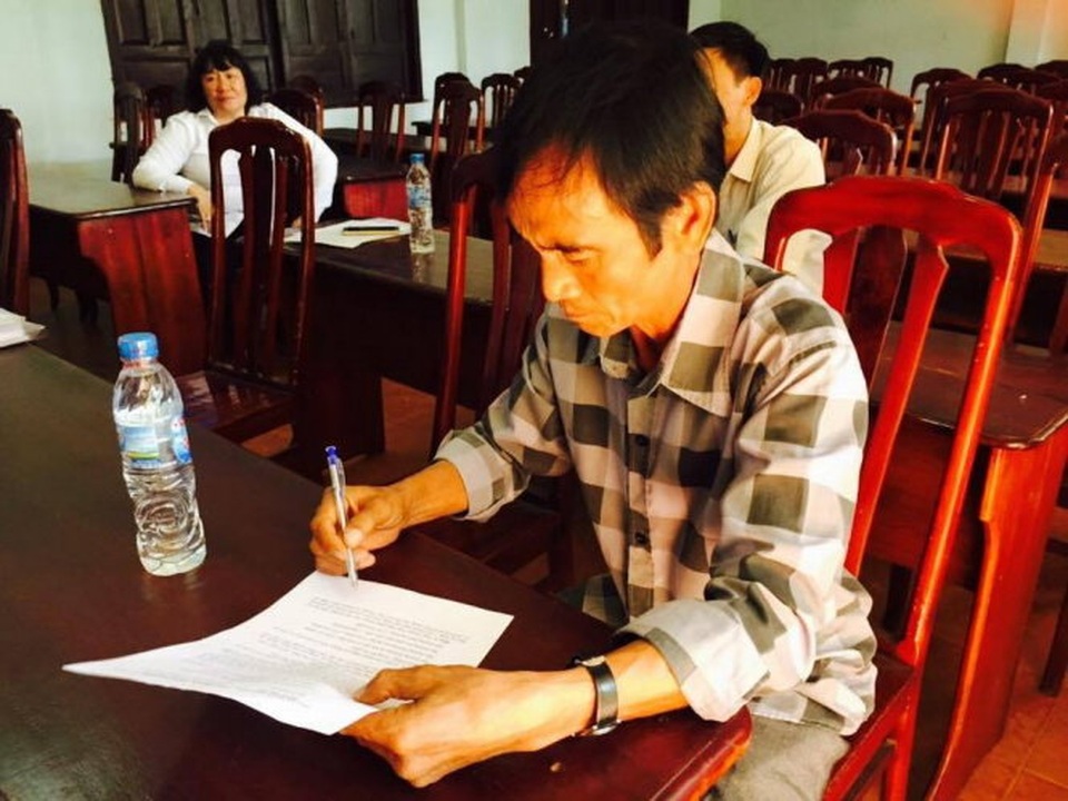 TAND Bình Thuận đồng ý bồi thường 10 tỉ đồng cho ông Huỳnh Văn Nén - 1 Ông Huỳnh Văn Nén ký nhận quyết định bồi thường (ảnh: Quang Nam)