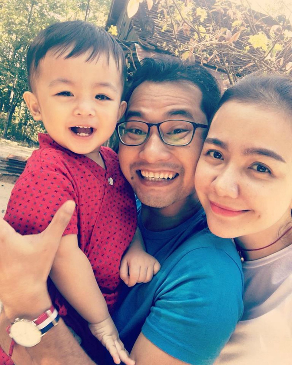 Hà Hồ táo bạo khoe vòng 3, Thanh Hằng gợi cảm khoe vòng một - 10 Diễn viên Ái Châu chia sẻ hình ảnh hạnh phúc bên ông xã và con trai cùng dòng tâm trạng về gia đình: Ngày nhỏ, tui ước có đủ ba đủ mẹ! Ước mơ đó không chỉ theo tui ở những năm tháng trẻ con, mà đến tận bây giờ, khi đã thành mẹ của một đứa bé, lâu lâu trong giấc mơ, tui vẫn mơ thấy mình được nắm tay cả ba lẫn mẹ đến lớp, được ngồi ăn một bữa cơm chiều đầm ấm bên mẹ và ba, được cười nhiều hơn, khóc tủi thân ít thôi, được hạnh phúc như một đứa trẻ đủ ba mẹ hạnh phúc... Tui ước ba mẹ tui chưa từng ly hôn....