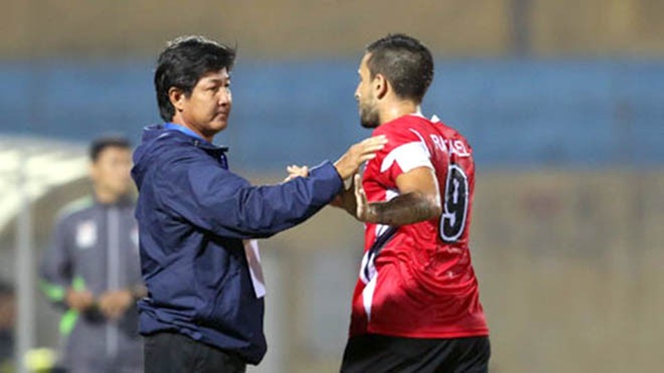 Dù không chịu án kỷ luật của VFF sau sự cố trên sân Thống Nhất tối 19/2, nhưng HLV Huỳnh Ngọc San vẫn xin nghỉ, có lẽ vì chán bóng đá đỉnh cao