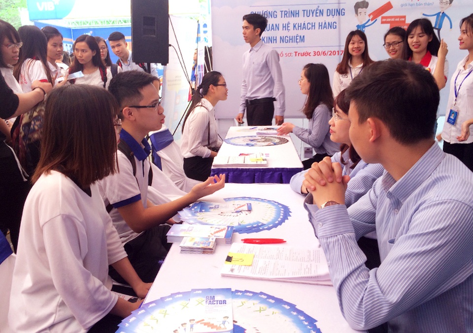 80% sinh viên Học viện Ngân hàng có việc làm sau 6 tháng tốt nghiệp - 1 Sinh viên trao đổi với nhà tuyển dụng tại Hội chợ việc làm Học viện Ngân hàng 2017