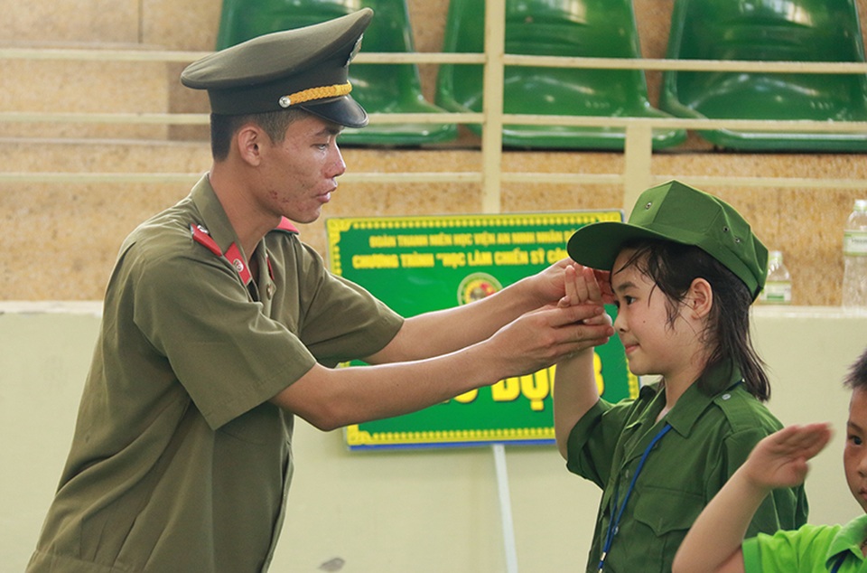 Trẻ học làm chiến sĩ công an trong kỳ nghỉ hè - 1
Học kỳ học làm chiến sĩ công an giúp trẻ rèn luyện khả năng tư duy, khám phá và hoàn thiện bản thân, khả năng giao tiếp và ứng xử với mọi người và biết sẻ chia, trách nhiệm và sống tình cảm với gia đình, bạn bè và xã hội.