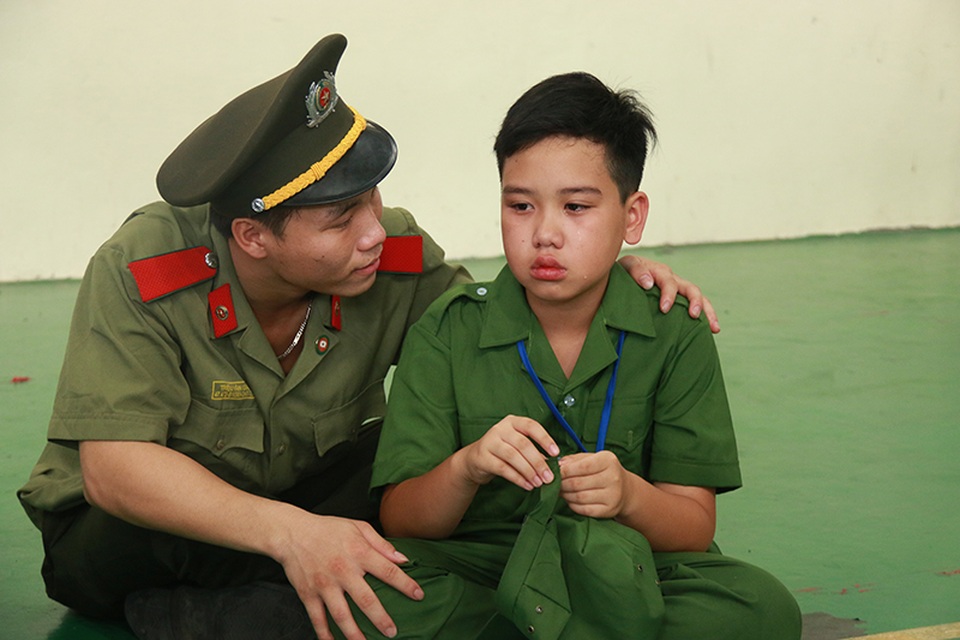 Trẻ học làm chiến sĩ công an trong kỳ nghỉ hè - 2 Một số em nhỏ còn chưa thích ứng với chương trình dậy sớm rèn luyện được các cán bộ chiến sĩ tận tình động viên