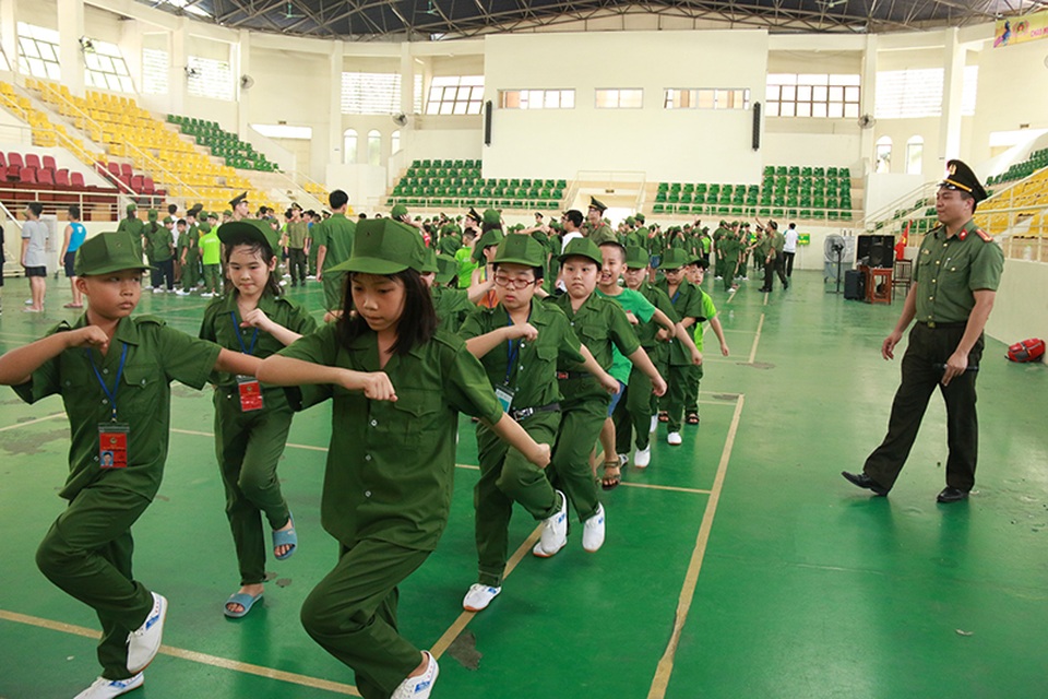 Trẻ học làm chiến sĩ công an trong kỳ nghỉ hè - 3 Đa số các bạn nhỏ rất vui vì được tham gia hoạt động bổ ích trong kỳ nghỉ hè