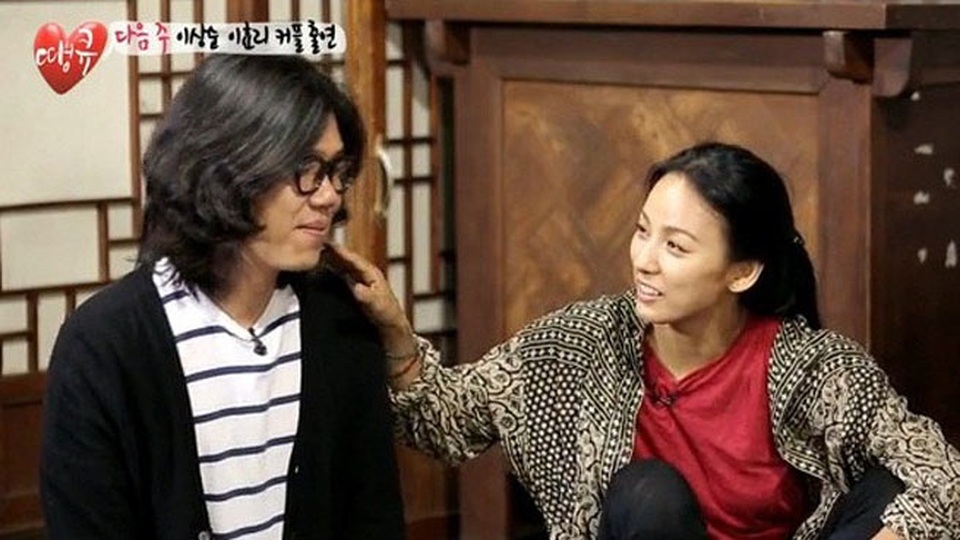 Vợ chồng Lee Hyori “cầu xin” fan ngừng tới thăm nhà - 2
Lee Hyori và chồng giản dị trong những thước phim truyền hình thực tế.