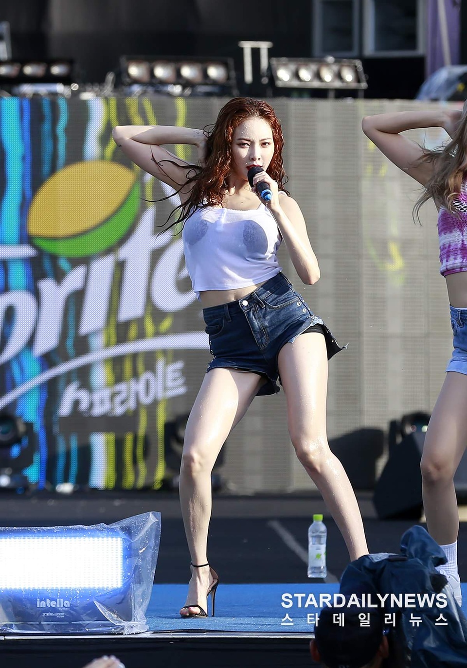 "Quả bom sex" HyunA cực gợi cảm trên sân khấu ca nhạc - 18
Những động tác vũ đạo của người đẹp giúp cô nhận được những tràng pháo tay tán thưởng của khán giả.