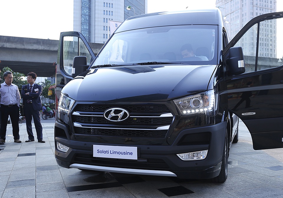 Tập đoàn Thành Công thâu tóm toàn bộ mảng ôtô Hyundai tại Việt Nam - 2
Ở mảng xe du lịch, Hyundai hiện có 4 mẫu xe lắp ráp tại Việt Nam (CKD) là Santa Fe, Elantra, Grand i10 và Tucson. Liên doanh này đang phấn đấu đạt tỉ trọng xe CKD lên trên 90% trong năm 2018 tới đây.