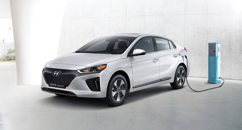 Hyundai tấn công toàn diện thị trường xe “xanh” - 1
Ioniq - mẫu xe đầu tiên của Hyundai không sử dụng động cơ đốt trong thuần tuý, và là mẫu xe đầu tiên trên thế giới cùng lúc có ba phiên bản: chạy điện hoàn toàn (EV), hybrid (HEV) và hybrid sạc điện (PHEV).