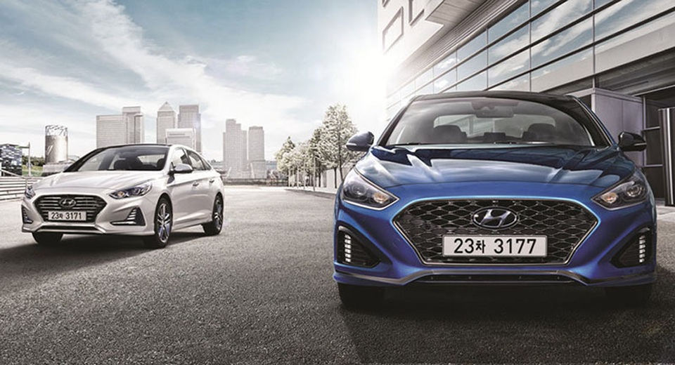 Hyundai Sonata phiên bản nâng cấp chính thức lộ diện - 1
Hai phiên bản tiêu chuẩn và thể thao của mẫu xe này khác biệt một chút trong thiết kế cũng như trang bị động cơ.