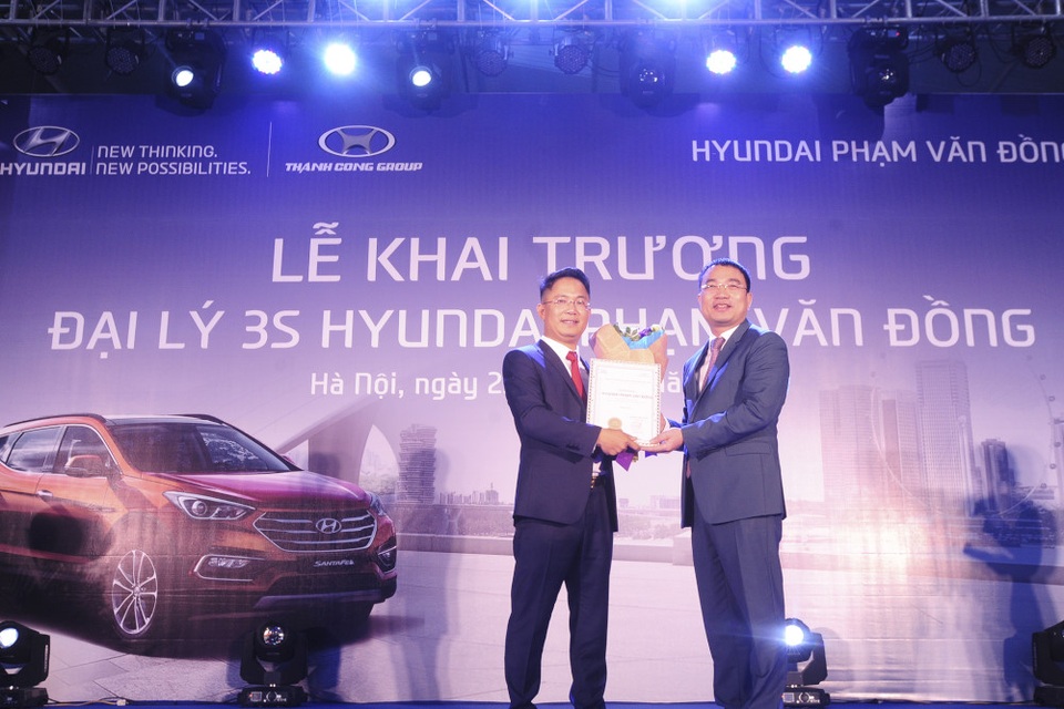 Hyundai Thành Công khai trương hàng loạt đại lý mới - 2 Tổng Giám đốc Hyundai Thành Công Việt Nam trao chứng nhận đại lý 3S cho Hyundai Phạm Văn Đồng