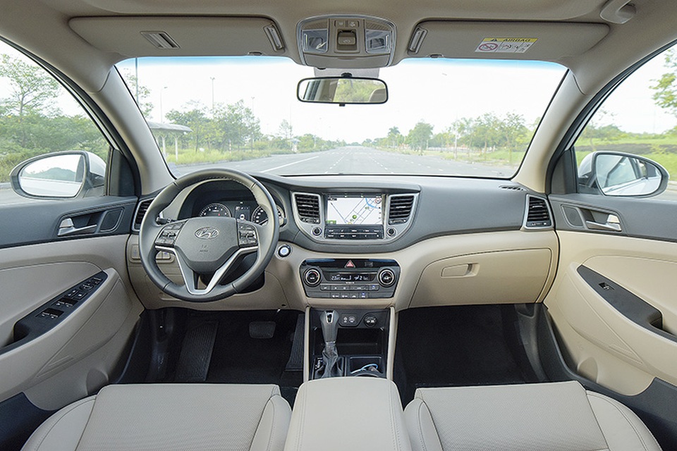 Hyundai Tucson lắp ráp trong nước giá bán từ 815 triệu đồng - 2 Với giá bán khởi điểm từ 815 triệu đồng, Tucson lắp ráp tại Việt Nam có giá thấp hơn so với phiên bản nhập khẩu khoảng 110 triệu đồng (giá bán khởi điểm của bản nhập khẩu từ Hàn quốc là 925 triệu đồng).