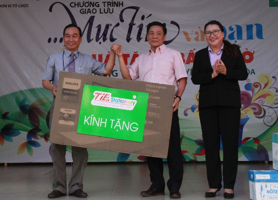 Trao 10 suất học bổng “Vì tương lai Việt Nam” cho học sinh có hoàn cảnh khó khăn - 2 Ông Đặng Chu Dũng (giữa), Phó TGĐ Cty CP TIE trao chiếc tivi cho trường Trường THPT Ngô Quyền.