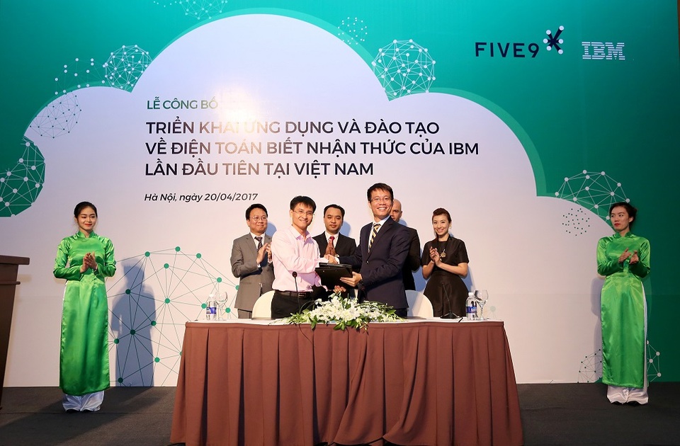 Điện toán biết nhận thức của IBM chính thức triển khai ở Việt Nam - 2 Ông Nguyễn Trọng Huấn, Chủ tịch Hội đồng Quản trị của Five9 và ông Trần Nguyên Vũ - Giám đốc Nhóm các giải pháp và phần mềm, IBM Việt Nam ký kết bàn giao dự án.