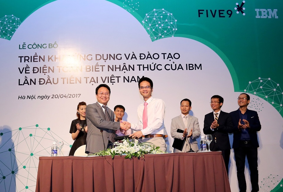 Điện toán biết nhận thức của IBM chính thức triển khai ở Việt Nam - 3 Ông Phan Thế Vinh – Giám đốc công ty Five9 và ông Phạm Huy Triều – Giám đốc công ty OneNet ký kết hợp tác.