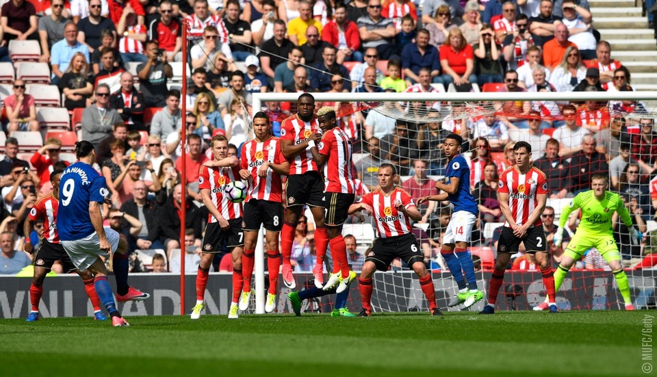 
Cú sút phạt trúng hàng rào của Ibrahimovic
