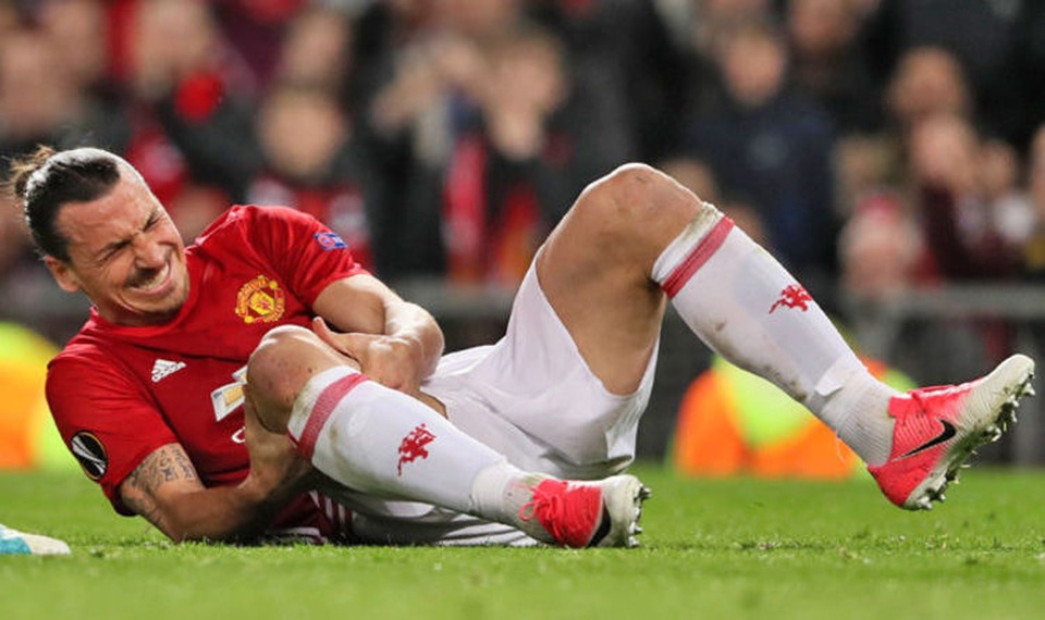 Ibrahimovic nghỉ hết mùa, Mourinho thừa nhận MU “gặp rắc rối” - 1 Chấn thương của Ibrahimovic đẩy MU vào thế khó