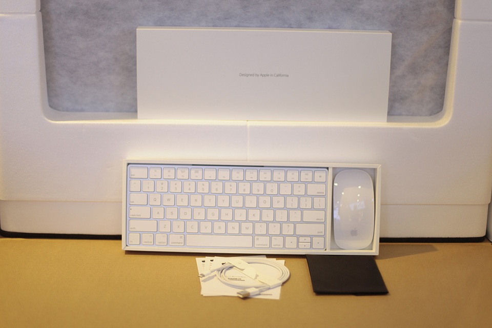 Bên trong hộp máy đi kèm các phụ kiện gồm chuột Macgic Mouse 2, bàn phím Macgic Keyboard và cổng kết nối.