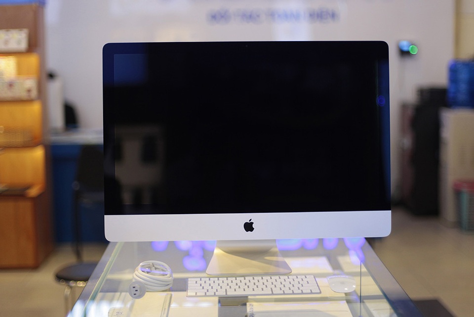 
iMac 2017 hầu như không có sự khác biệt về thiết kế so với năm ngoái. Thay đổi chủ yếu tập trung vào bên trong cấu hình của máy.
