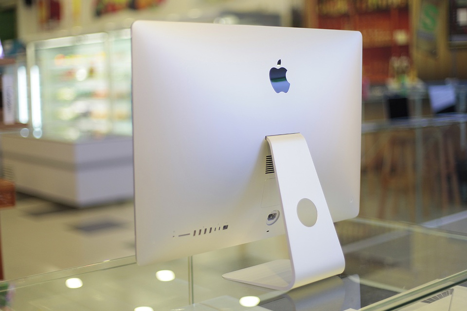 Apple trang bị cho iMac mới 2 cổng Thunderbolt 3.0, cổng USB-C, 4 cổng USB 3.0, cổng LAN cùng khe cắm thẻ nhớ và ngõ ra âm thanh 3.5 mm.