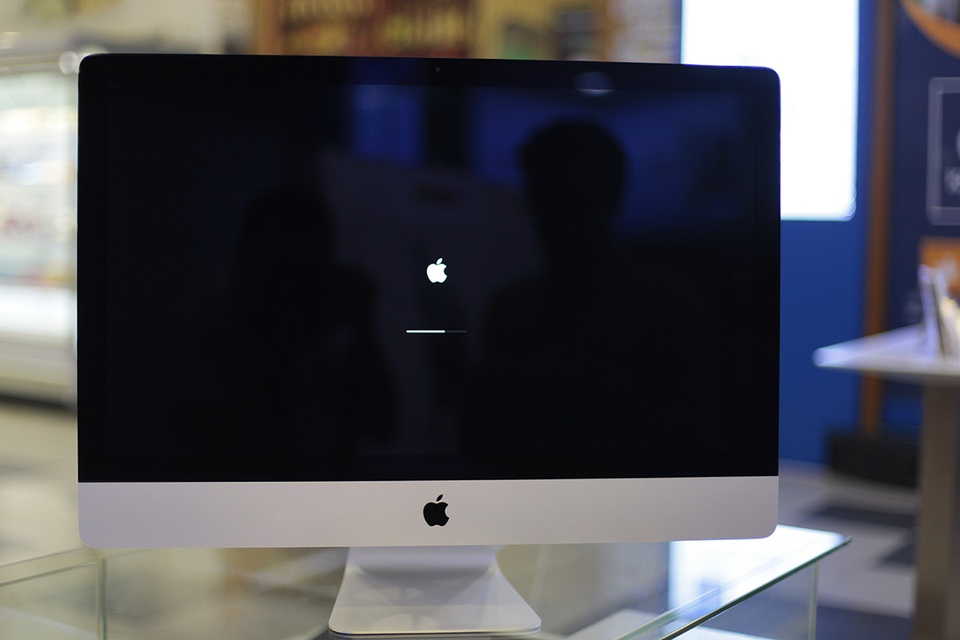 Ngoài ra, máy khởi chạy macOS Sierra 10.12 và được chào bán với giá khởi điểm ở Mỹ là 1.099 USD cho phiên bản iMac 21,5-inch.