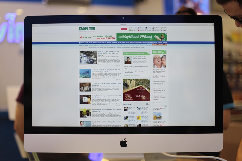 Màn hình này sử dụng công nghệ Retina đạt độ phân giải 5K (5120x2880). Apple cũng cho biết, iMac mới là mẫu máy tính Mac có màn hình hiển thị tốt nhất từ trước đến nay, sáng hơn 43% (lên đến 500 nits) so với thế hệ cũ.