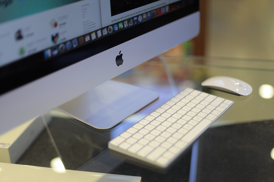 Cụ thể, Apple đưa con chip Intel thế hệ thứ 7 (Kaby Lake) lên dòng sản phẩm mới lần này với hai tùy chọn Core i5 và Core i7. Đi cùng đó là GPU được nâng cấp lên AMD Radeon Pro 570, 575 hoặc 580 với dung lượng 8GB.