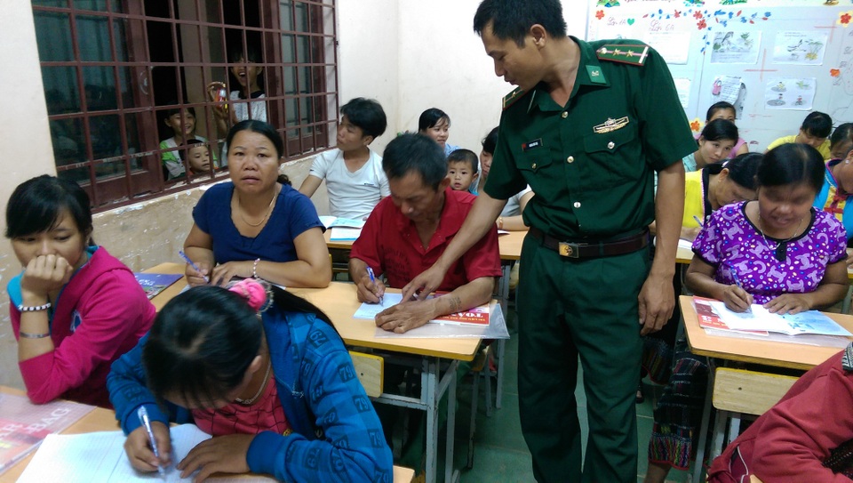 Lớp học xóa mù chữ vùng biên giới của hai thầy giáo mang màu áo lính - 4 Các học viên chăm chú nghe giảng